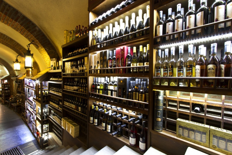 bar-MONTAUROUX-min_world_street_travel_shop_canon_georgia_wine_bottles-429767